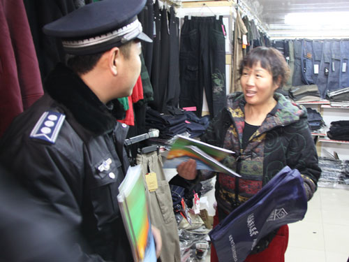 门头沟区城管队员以实际行动践行雷锋精神(图