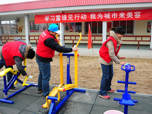 街道,社区干部通过悬挂横幅,张贴简报,发放宣传