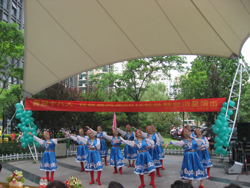 丰台区东铁匠营街道三社区联手举办喜迎十八