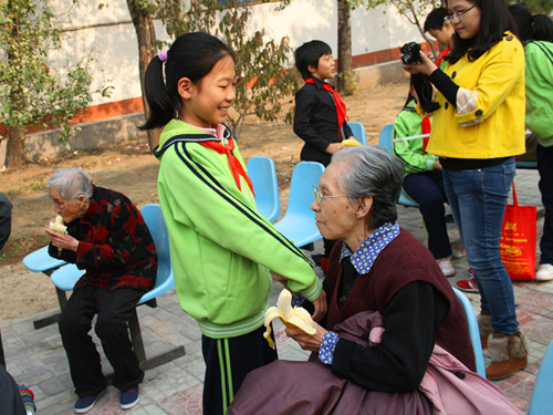 丰台区宛平城地区志愿者迎重阳慰问敬老院(图