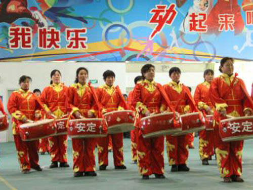 大兴区安定镇中心小学表演的威风大鼓《盛世佳音》拉开了第一届鼓舞