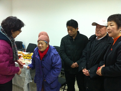 东城龙潭街道除夕送温暖 孤老享温情(图)