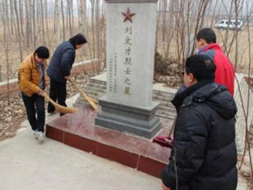 大兴区礼贤镇职康站组织残疾人为烈士扫墓(图