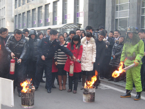 海淀区北太平庄街道社区举办消防演练 居民增