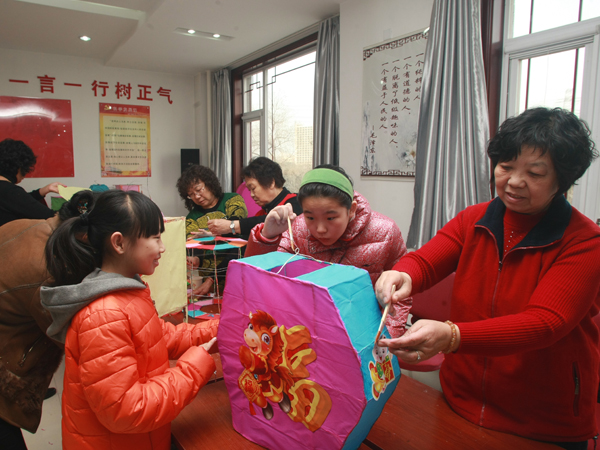 朝阳区:巧手做花灯 欢乐闹元宵(图)