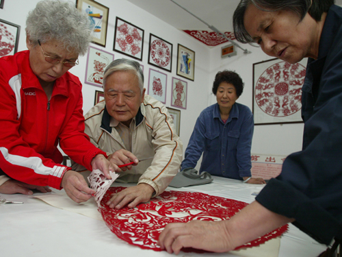 朝阳酒仙桥街道老焦剪纸屋--传承传统文化 传播