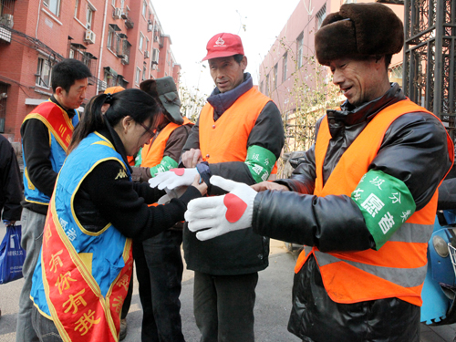 朝阳区:爱心手套传递温暖 向环卫致敬(图)