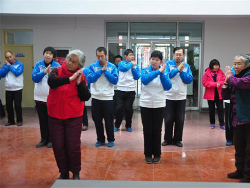 房山区星城街道志愿者到燕山敬老院慰问老人(