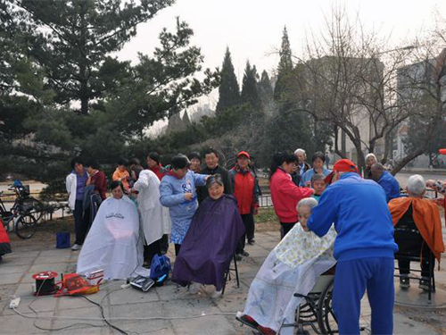 房山区星城街道开展爱在春天 学雷锋月便民利