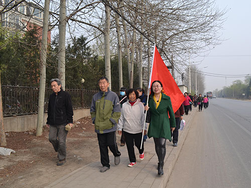 昌平区东小口镇社区春季健步走活动(图)
