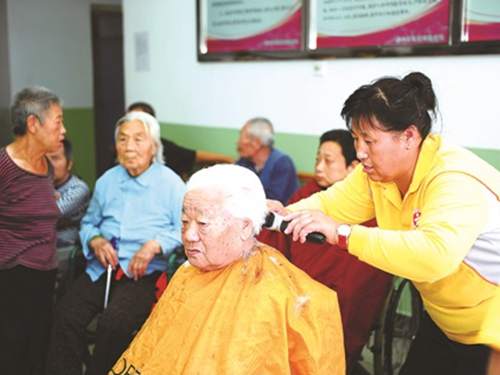 通州区公共文明引导员定期敬老院服务滋润老人