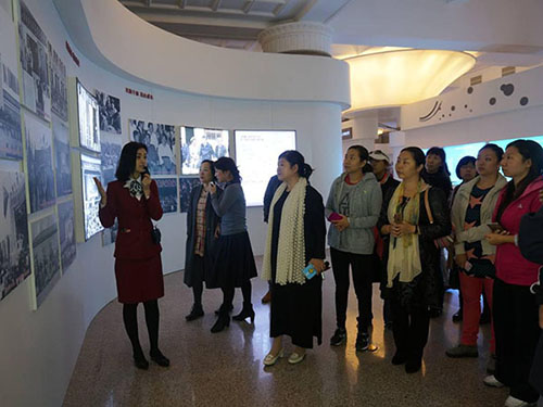 西城区组织教师参观新疆60周年成就展 感受天