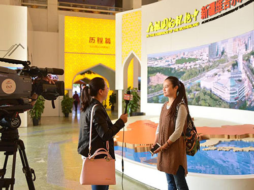 西城区组织教师参观新疆60周年成就展 感受天