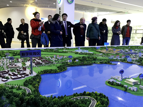 怀柔区文联组织骨干作家采风怀柔科学城(图)