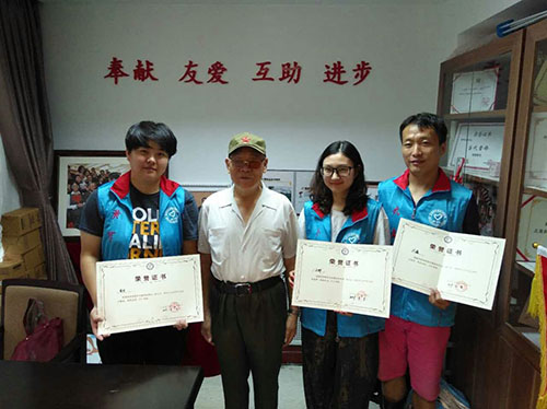 【榜样的力量】孙茂芳为五星志愿者颁发荣誉证