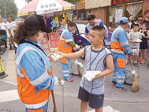 通州区北苑街道中山街小志愿者为环卫工人送清