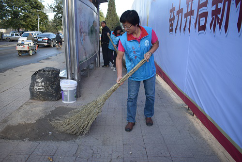 大兴区礼贤镇妇联组织人员走上街头为国庆进行
