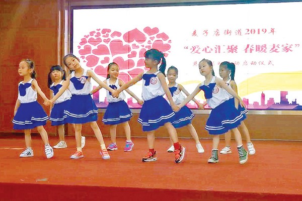 扶困助老,是中华民族的传统美德,也是实现中国梦的时代要求。在这个春风送暖的日子里,麦家迎来了爱心汇聚 春暖麦家主题捐助活动。街道、社区、社会单位纷纷慷慨解囊,通过结对帮扶、筹集善款、开展爱心义卖等方式,为地区困难家庭献爱心。 参加者于签到处签字。 聚焦 各界人士齐聚麦家献爱心 爱心义卖处社会各界人士奉献爱心。 5月10日,爱心汇聚 春暖麦家捐助活动启动仪式在街道多功能厅举行。启动仪式上设有爱心手拉手、公益助学、爱心捐款、爱心衣加衣、爱心义卖等多个环节。到场各界人士慷慨