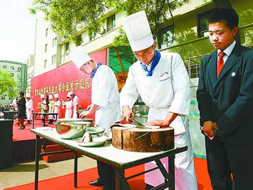 北京市外事学校获全国教育系统先进集体称号