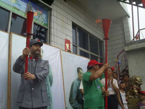 住帐篷 唱红歌 河南新乡获嘉百余名农民重走长