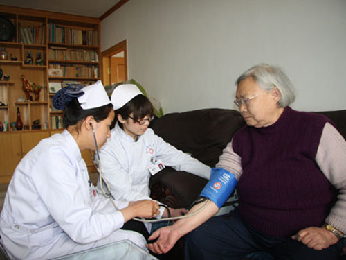 河南洛阳文明志愿服务者为空巢老人撑起一片天