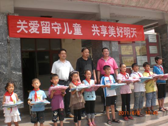 〔河南〕鹤壁开展多项关爱留守儿童志愿服务活动_春天吧 鹤壁市鹤山区开展情牵农村留守儿童关爱行动。 鹤壁市山城区开展关爱留守儿童 共享美好明天志愿服务活动。 鹤壁市淇滨区开展关爱留守儿童 播撒爱心阳光志愿服务活动。 鹤壁市加强对留守儿童的统一管理与志愿服务工作,通过代理家长、支教服务、慰问帮扶等活动,深入开展关爱留守儿童志愿服务活动,完善关爱留守儿童志愿服务长效机制。 一是争当代理家长,帮助家庭教育。针对不断变化的留守儿童情况,各县区文明办对留守儿童情况定期摸底调查,不断建立、调整帮扶对子,动态管理代理家长志愿服务活