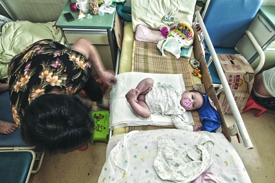 [江苏]13个80后爱心妈妈用爱温暖一个没有肛