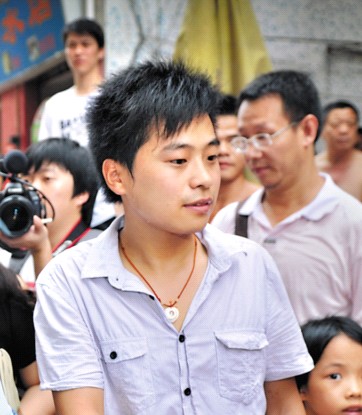 [广东]最美路人托举哥认定见义勇为 全城热议