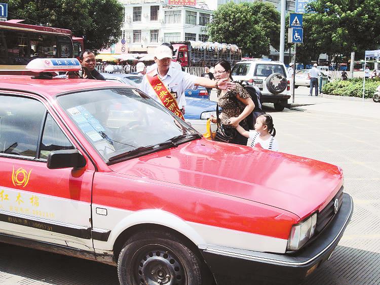 [广西]南宁出租车司机街头劝导文明行车