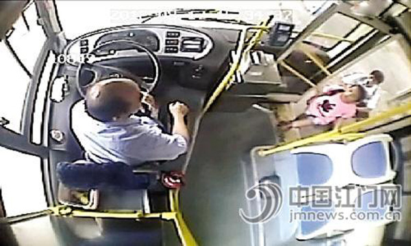 [广东]江门市民赞扬公交司机帮11岁迷路女孩找