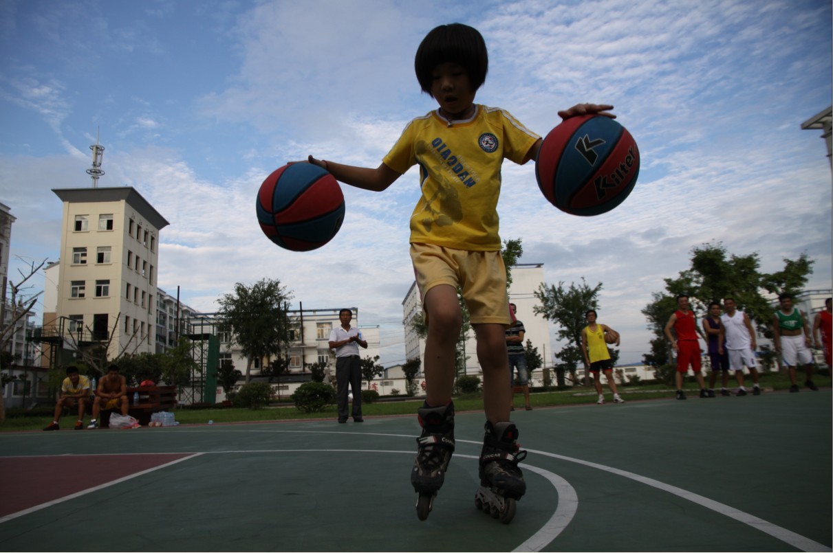 篮球小女孩人小爱心大