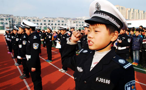 [江苏]泰州60名小小交警正式上岗 开展文明交