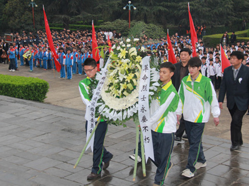 [河南]许昌市举行清明节祭奠革命烈士活动