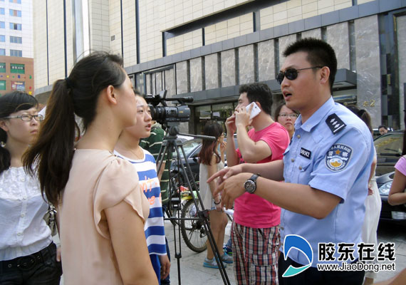 [山东]烟台大学生志愿者走上街头 倡导文明交通