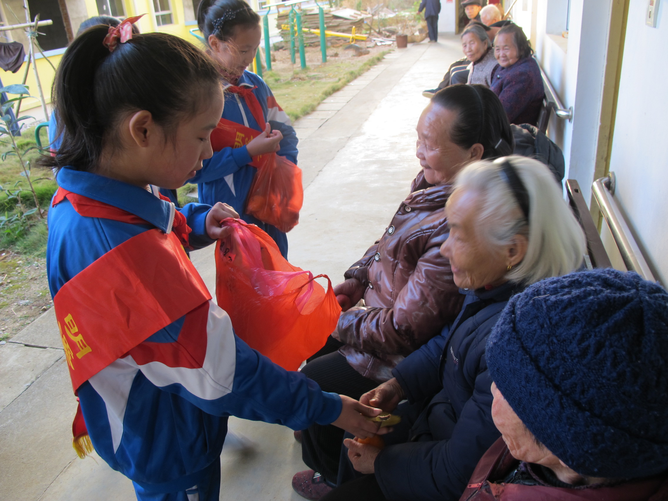 [福建]情暖冬日 三明市小学生志愿者开展爱老助