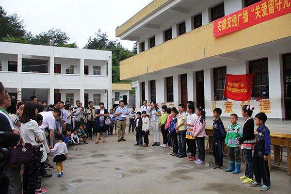 [安徽]安徽908雷锋爱心车队牵手金寨山区留守