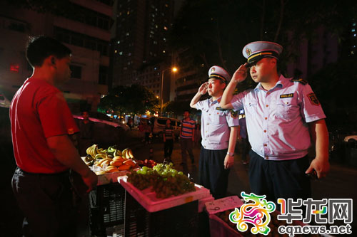 [重庆]重庆市民当起城管志愿者 夜间执法感受文