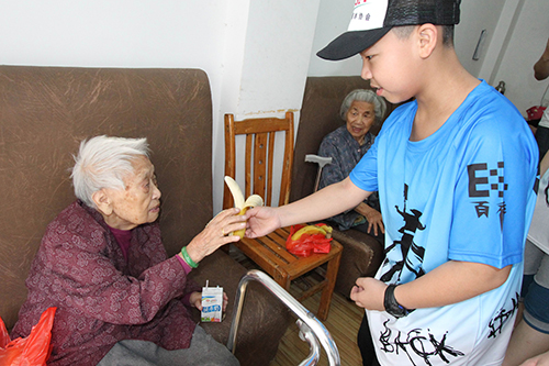 [广东]市民携小孩母亲节自发看望老人 从小培养