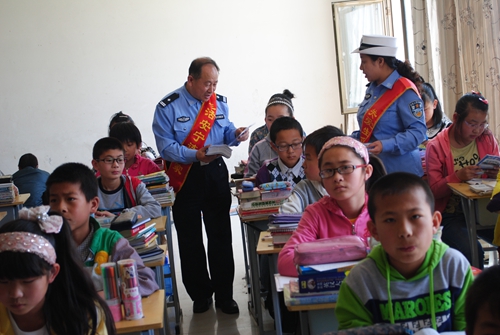 阴县公安局交警大队抓好夏季校园交通安全宣传