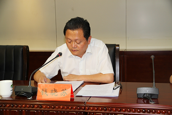县委副书记,县长王明朗出席会议并发表讲话.