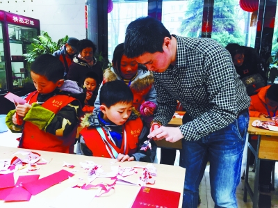 学习剪纸活动现场 图片来源南京日报-南京第三届传统手工艺冬令营闭营