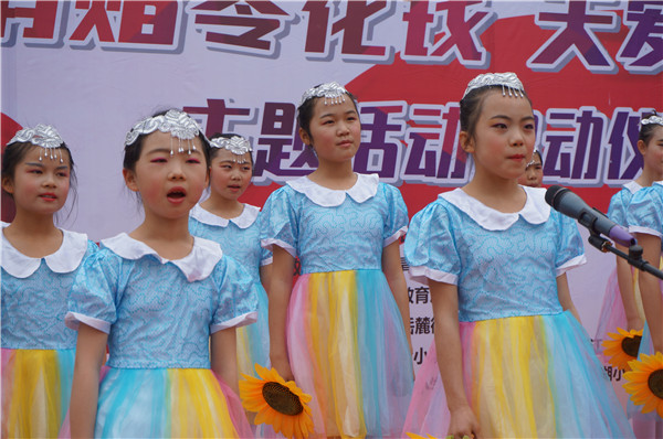 [湖南]长沙小学生用零花钱捐助农村学子 爱心义卖传递温暖