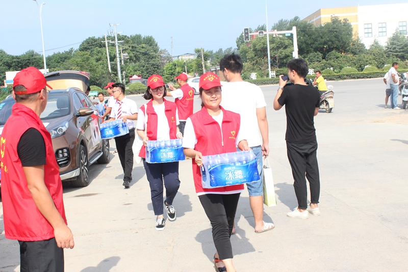 [安徽]亳州市青年志愿者开展关爱环卫工人 夏