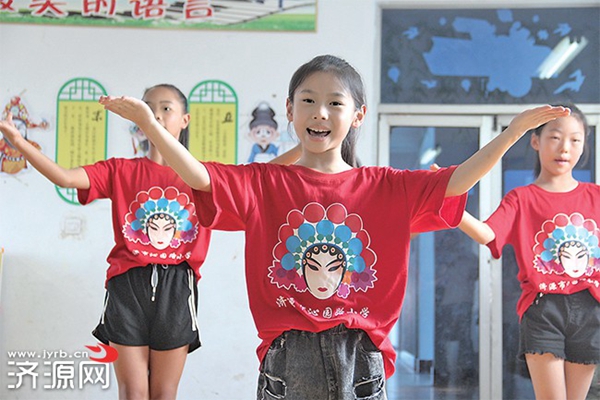 [河南]济源开展戏曲进校园活动 高人指点小