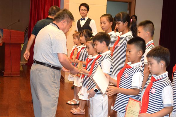 [湖南]长沙:美德少年亮相舞台秀才艺 展示未成年