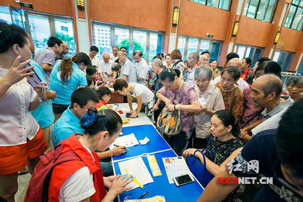 [湖南]衡阳小红人志愿者发放爱心黄手环 温暖老