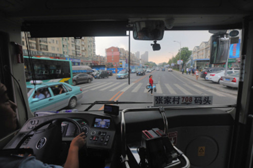 [辽宁]大连记者体验公交斑马线礼让行人 换位思