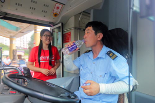 [辽宁]大连记者体验公交斑马线礼让行人 换位思