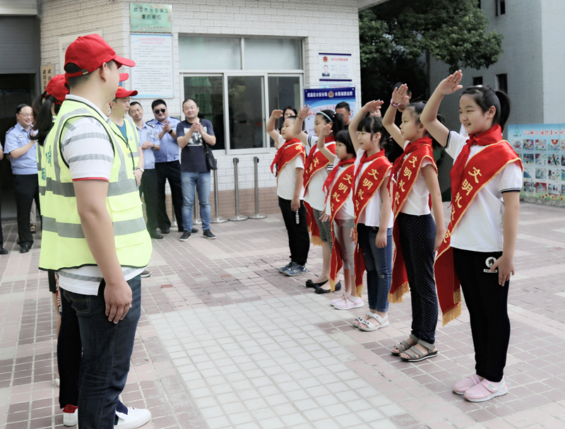 [湖北]武汉创新警校家模式 让孩子走好上学最