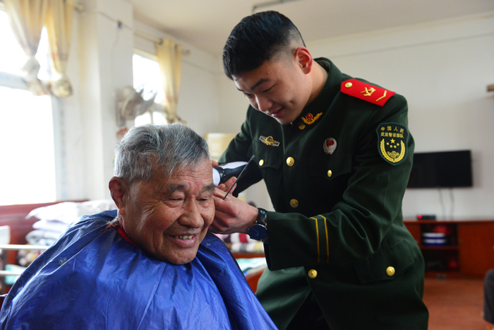 [安徽]武警建《雷锋录》 讲好人好事评先进典型